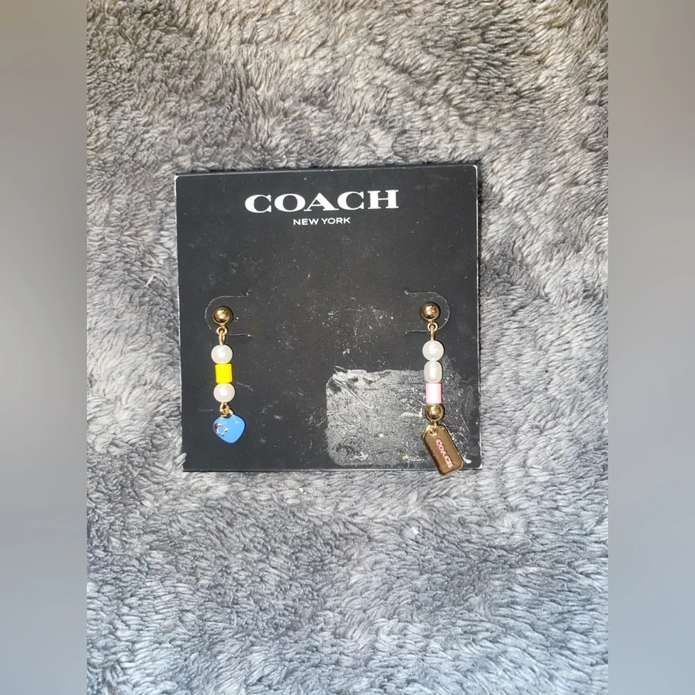 BNWT COACH Faux Pearl Signature Charm Mismatched Linear Earrings $75 - Picture 2 of 4